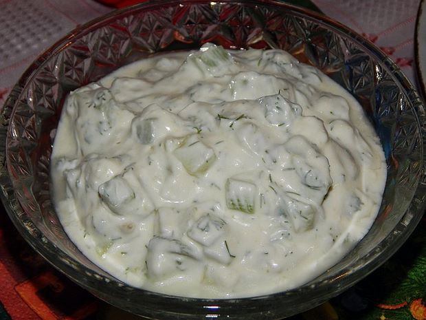 Come presentare l'insalata dietetica di cetrioli e yogurt
