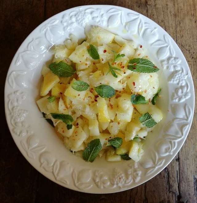 Come si presenta l'insalata di limoni pane alla procidana