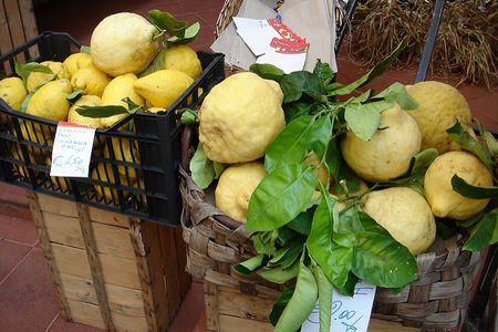 Limoni pane in vendita nei cesti