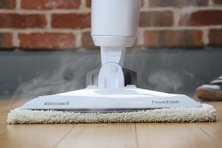 Pulire i pavimenti con la spazzola a vapore li libera dai germi e li igienizza