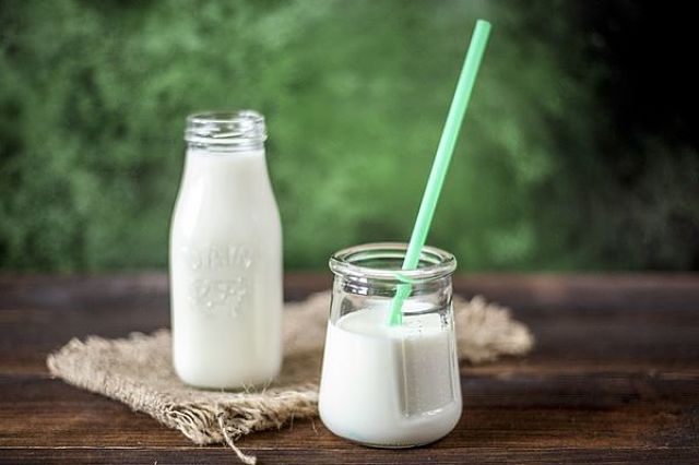 Kefir nel bicchiere e yogurt in bottiglia simili di aspetto ma dalle proprietà differenti