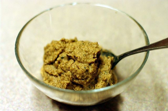 La crema di melanzane e sesamo è adatta ad essere spalmata sul pane Crema di melanzane al sesamo in ciotola di vetro