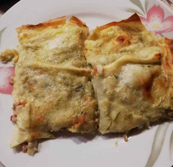 Strati di lasagne ai carciofi e formaggi al forno Lasagne ai carciofi