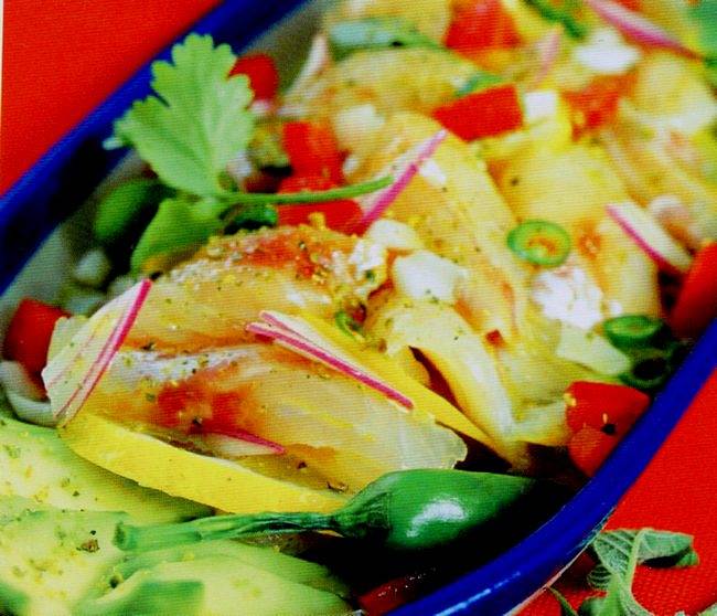 Come presentare la spigola marinata con pomodori e avocado freschi