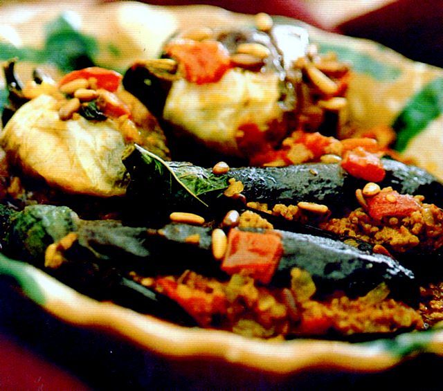 Piatto con melanzane farcite di carne speziata alla libanese