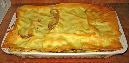 Superficie di lasagne in bianco resa croccante dal burro durante la cottura in forno