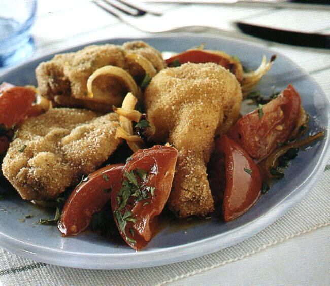 Pollo fritto alla creola con pomodori