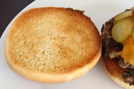 Come deve essere tostato l'interno del panino per hamburger