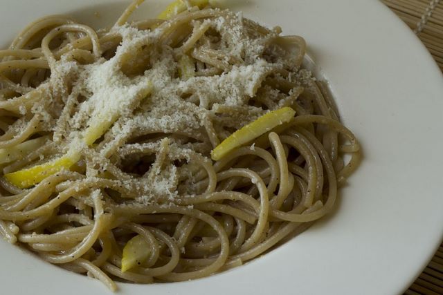 Appetitosi e delicati spaghetti alla scorza di limone e parmigiano