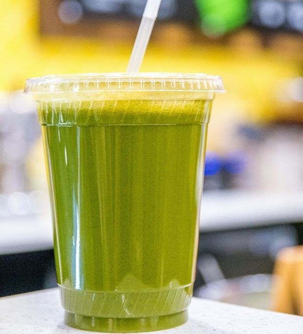 Succo di lattuga appena fatto pronto da bere