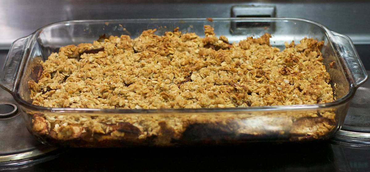 Crumble di ananas con copertura al cocco ben dorata