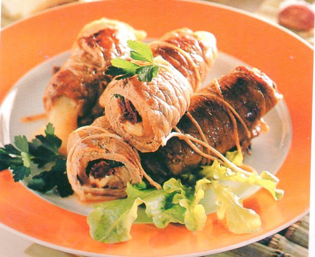 Involtini messicani di vitello ripieni di pecorino e pomodorini seccati e messi sott'olio