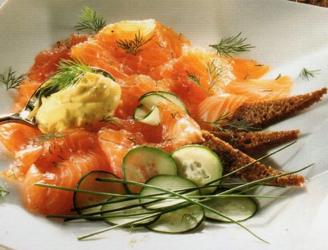 Come decorare e presentare in tavola il salmone con salsa di aneto svedese