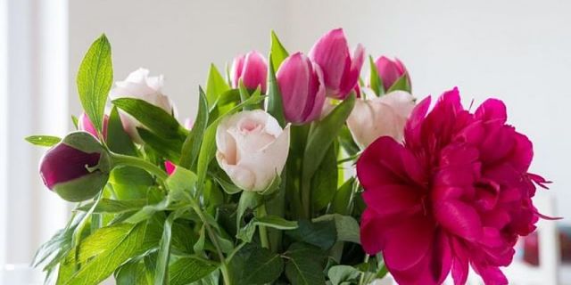 Un bel bouquet di tulipani e altri fiori in vaso