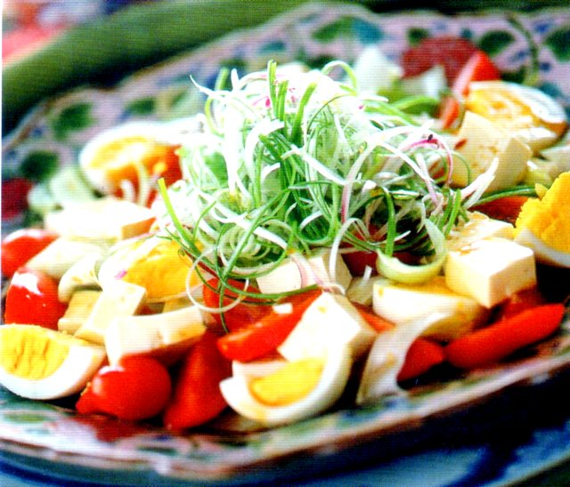 Insalata con uova e tofu Come si presenta l'insalata di uova e tofu alla cinese