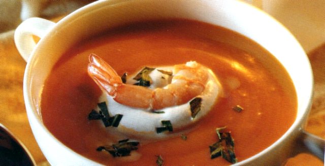 Zuppa di gamberi con panna e dragoncello alla francese Zuppa di gamberi con dragoncello e panna nelle tazze da brodo