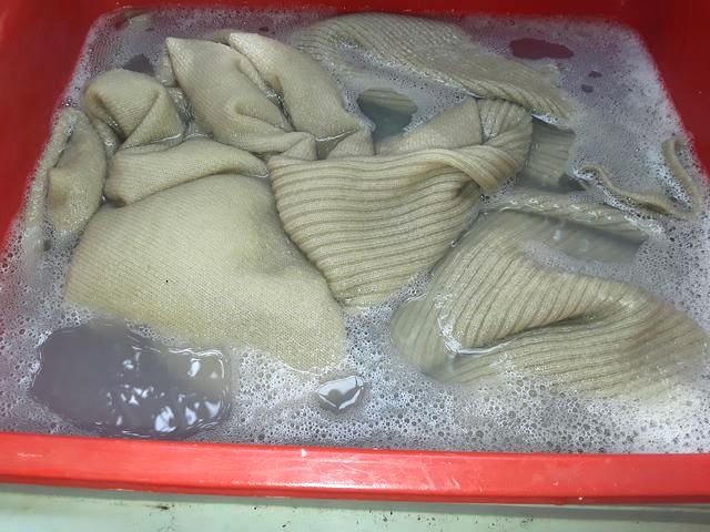 Come lavare a mano un maglione di lana