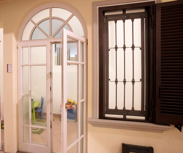 Stanza con porta e finesta isolanti Porta e finestra isolate acusticamente