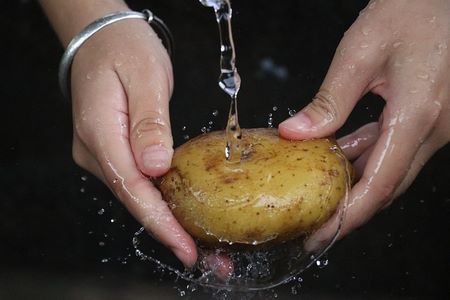 Sciacquare una patata serve ad eliminare terra e impurità dalla buccia
