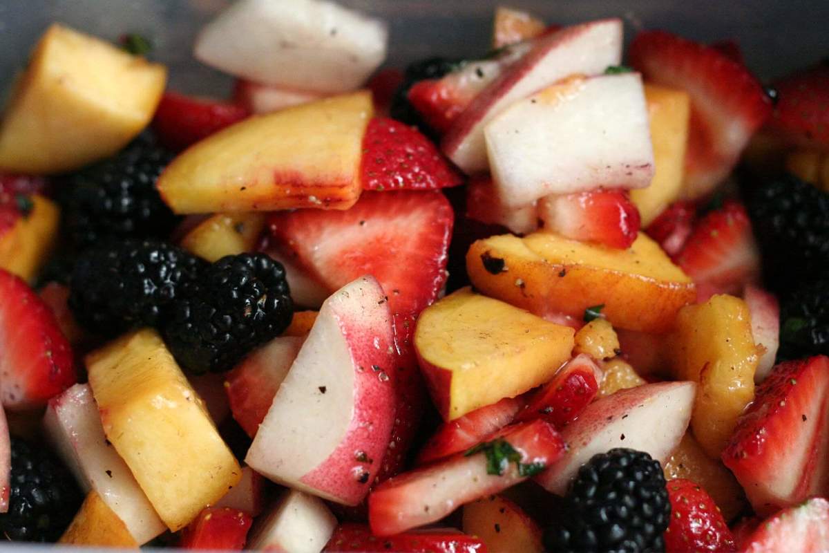 Macedonia di frutta mista con salsa di vino