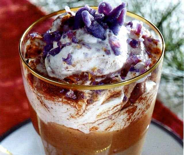 Meringhe con marroni e panna in bicchiere trasparente