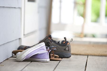 Scarpe da vacanza pulite e messe ad asciugare