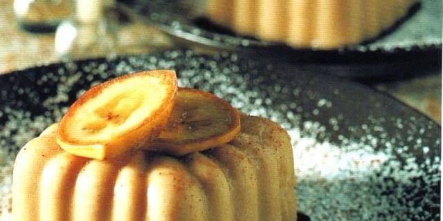 Spumini di banane e castagne Budino di banane e castagne guarnito con fette di arancia