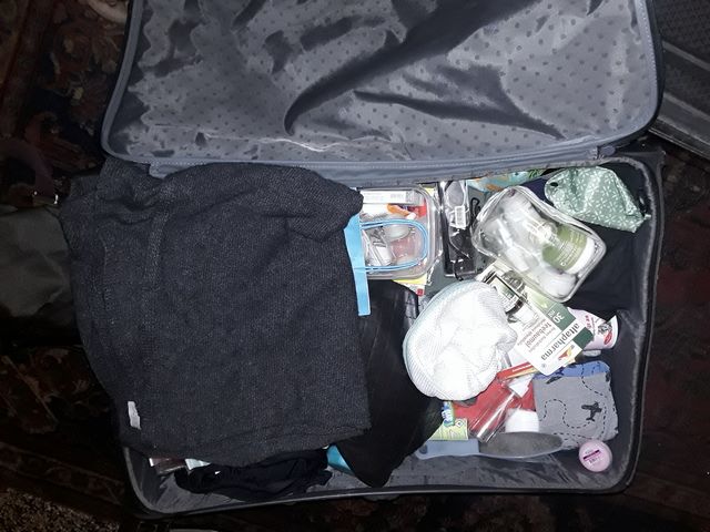 Valigia da disfare con effetti personali in disordine