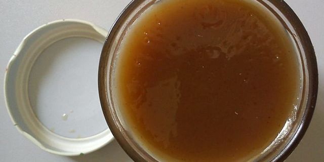 Confettura di castagne fatta in casa in contenitore di vetro