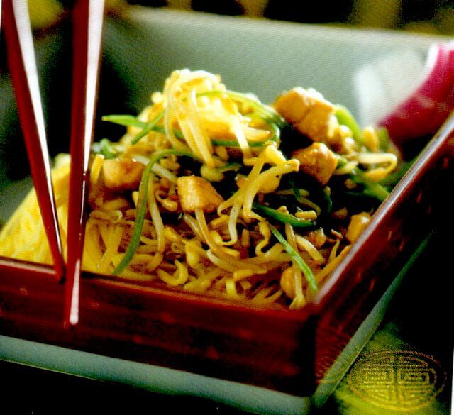 Aspetto invitante delle tagliatelle con soia e pollo in agrodolce