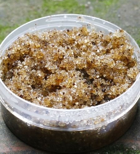 Scrub di polvere di bucce di mandarino e zucchero fai da te