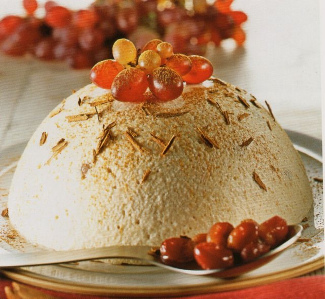 Come si presenta il delizioso zuccotto di ricotta e uva