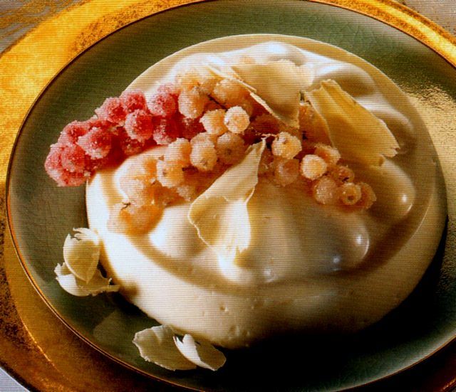 Bavarese al cioccolato bianco decorata con ribes zuccherato in modo elegante