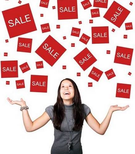 Giovane donna euforica per i saldi