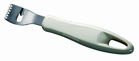 Con l'apposito pelalimoni si gratta la buccia degli agrumi molto facilmente