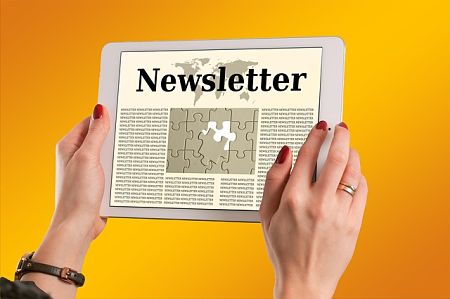 Donna legge newsletter su tablet