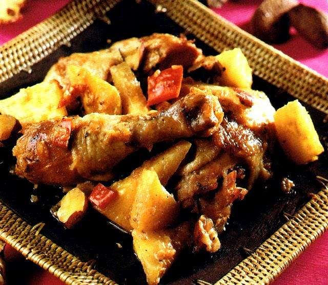 Pollo con ananas alla brasiliana Pollo con ananas, noci e peperoni alla carioca