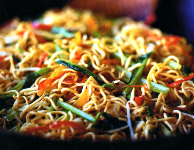 Come si presentano i vermicelli all'uovo con zenzero, granchio e ortaggi