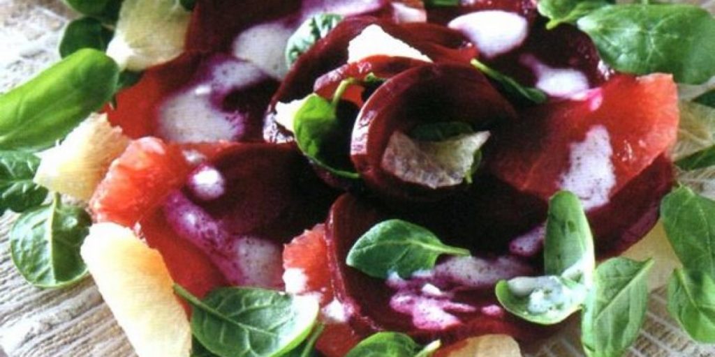 Insalata di rape rosse, pompelmo e spinaci crudi Gustosa e natalizia insalata di rape rosse,pompelmo e spinaci appena fatta