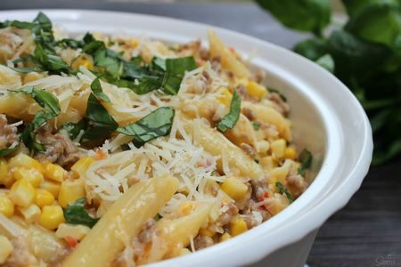 L'insalata di mais e salsiccia si può usare per condire la pasta in modo goloso