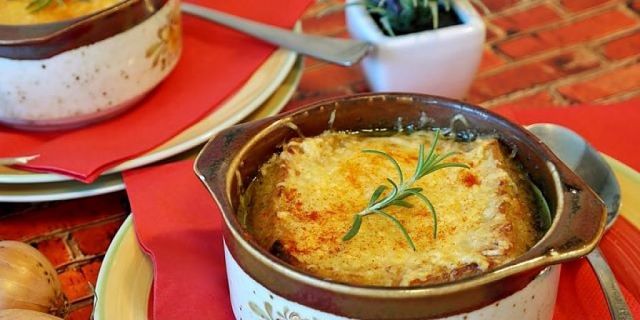 Soupe à l'oignon gratinata