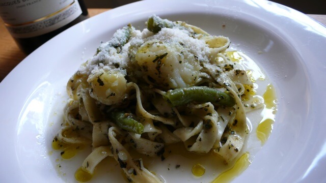 Tagliatelle con patate, fagiolini e parmigiano alla ligure