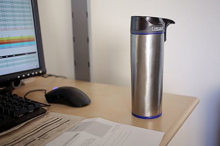 Il thermos consente di assumere bevande calde in ufficio