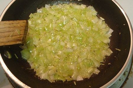 Cipolla in padella appassita nell'olio diventata trasparente senza aver preso colore