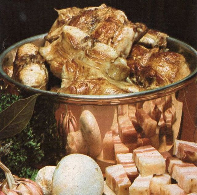 Nutriente coniglio al vino bianco invernale alla friulana Il coniglio al vino bianco alla friulana si fa con funghi e pancetta