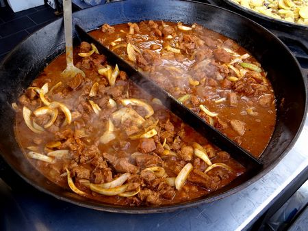 Il gulash va mescolato mentre rosola per non farlo attaccare al fondo del tegame