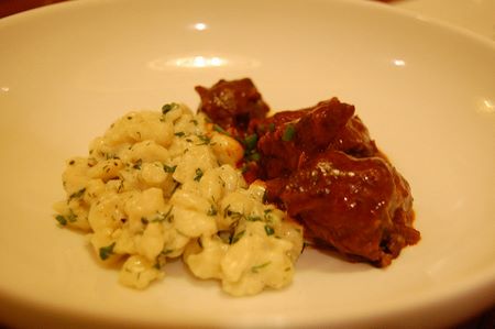 Gulash light senza patate servito con gnocchetti ungheresi