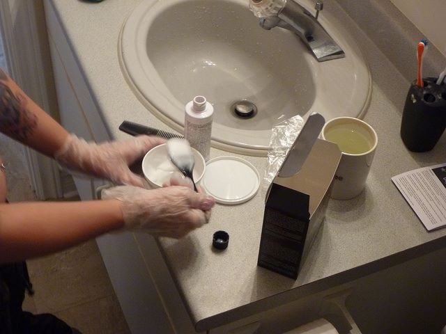 Usare i guanti nella preparazione della tinta per capelli previene le macchie della stessa sulla pelle