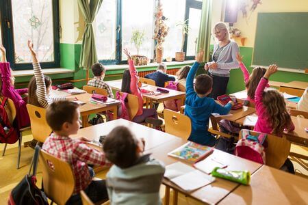 Bambini con maestra in aula