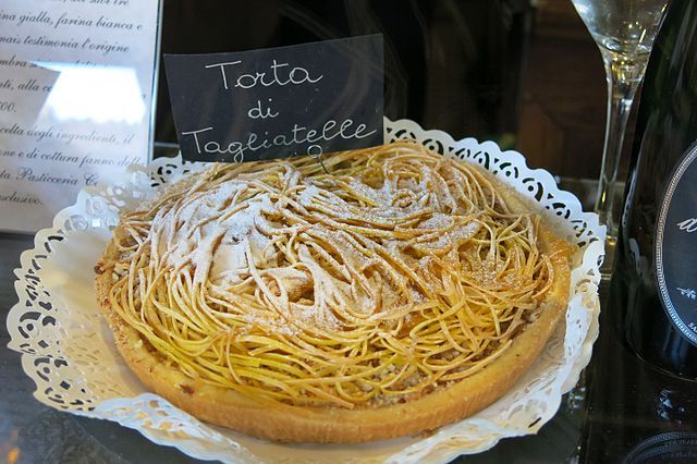 Torta di tagliatelle modenese Torta di tagliatelle dolci emiliana ben cotta